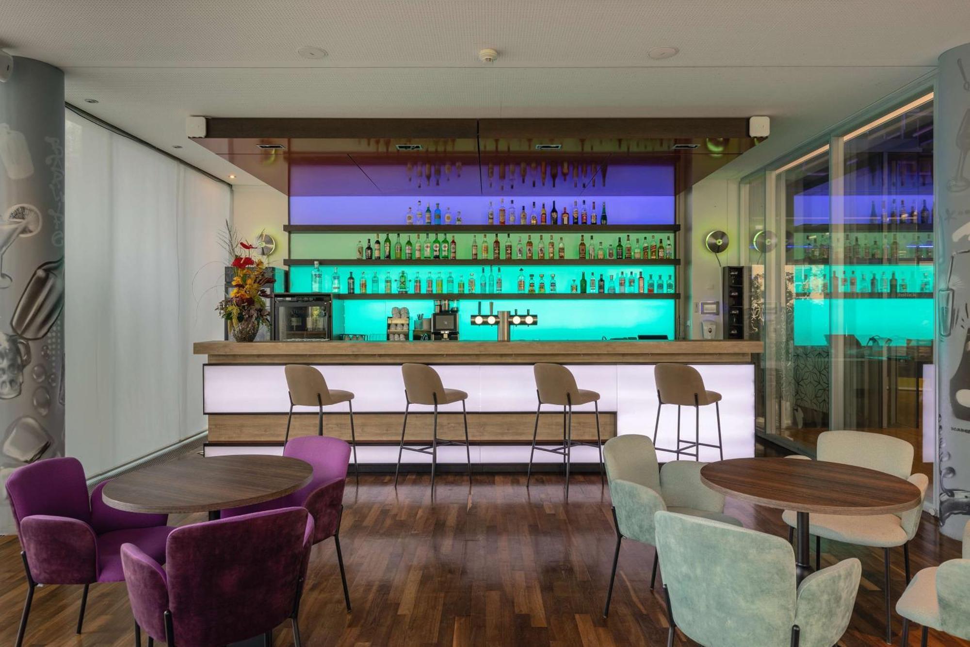 Готель Doubletree By Hilton Frankfurt Niederrad Франкфурт-на-Майні Екстер'єр фото